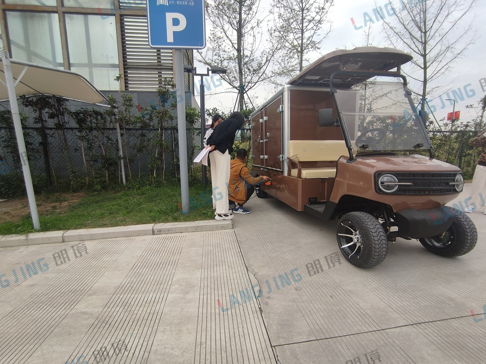 箱式电动车——成都奥特莱斯交付-企业厂区-电动旅行车|景区旅行车|景区共享车|运营|出租|巡逻车|消防车|电动小火车|燃油旅行车|厂家-Bwin必赢亚洲