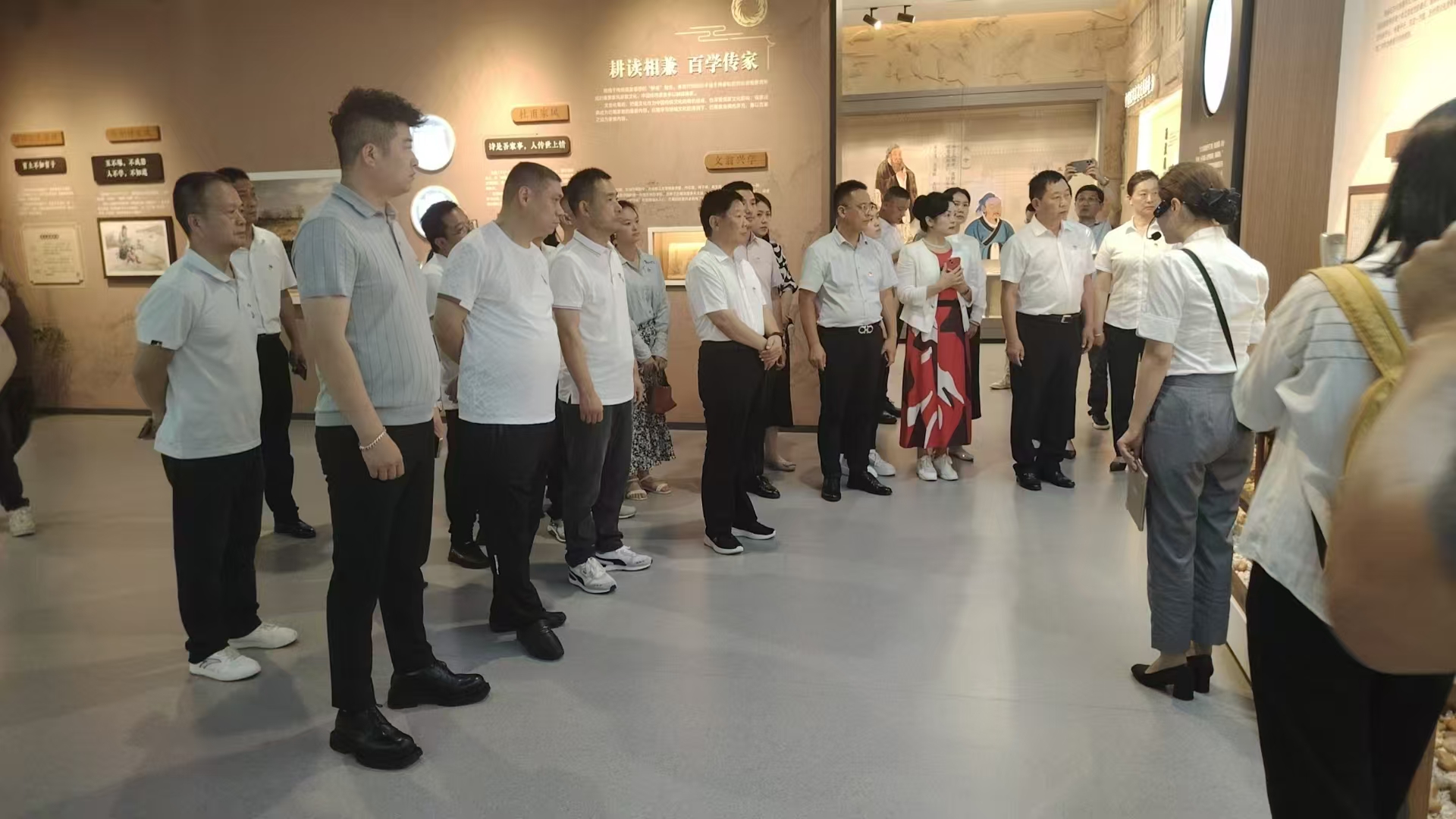 为庆祝中国共产党建设104周年，，，，，，我公司法定代表人李建先生作为四川省河南商会副会长受邀旅行“天府家风馆”暨庆祝“七一”主题活动。。。。。。-公司动态-电动旅行车|景区旅行车|景区共享车|运营|出租|巡逻车|消防车|电动小火车|燃油旅行车|厂家-Bwin必赢亚洲